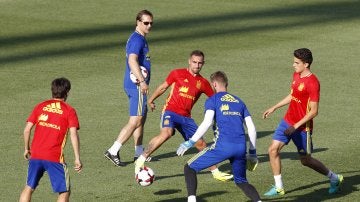 Julen Lopetegui observa a los jugadores de la Selección