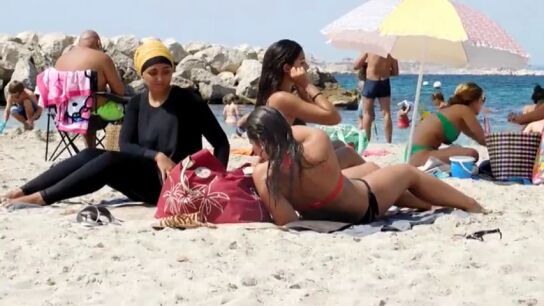 Frame 28.290526 de: Una treintena de municipios franceses mantienen el veto al burkini pese al decreto del Consejo de Estado