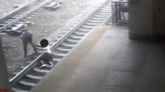 Frame 20.926783 de: Un policía salva la vida a un hombre que saltó a las vías del tren para suicidarse en EEUU Frame 20.926783 de: Un policía salva la vida a un hombre que saltó a las vías del tren para suicidarse en EEUU