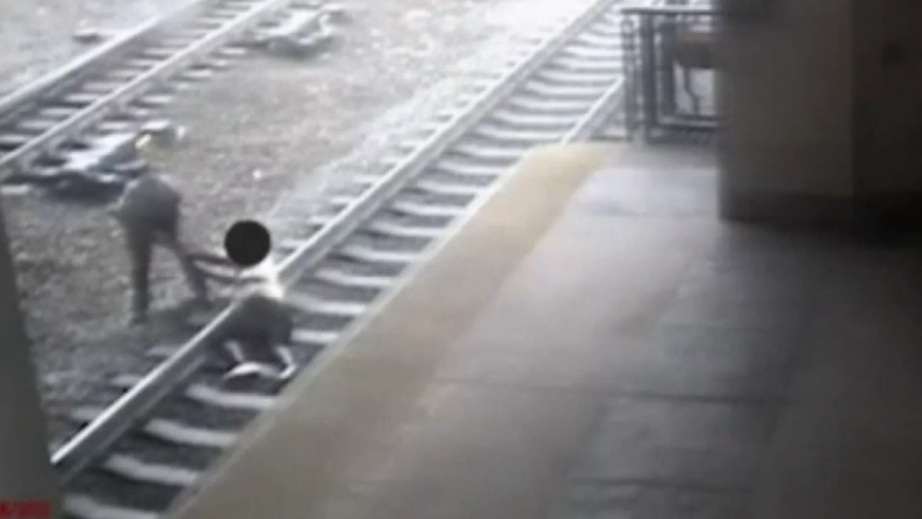 Frame 20.926783 de: Un policía salva la vida a un hombre que saltó a las vías del tren para suicidarse en EEUU