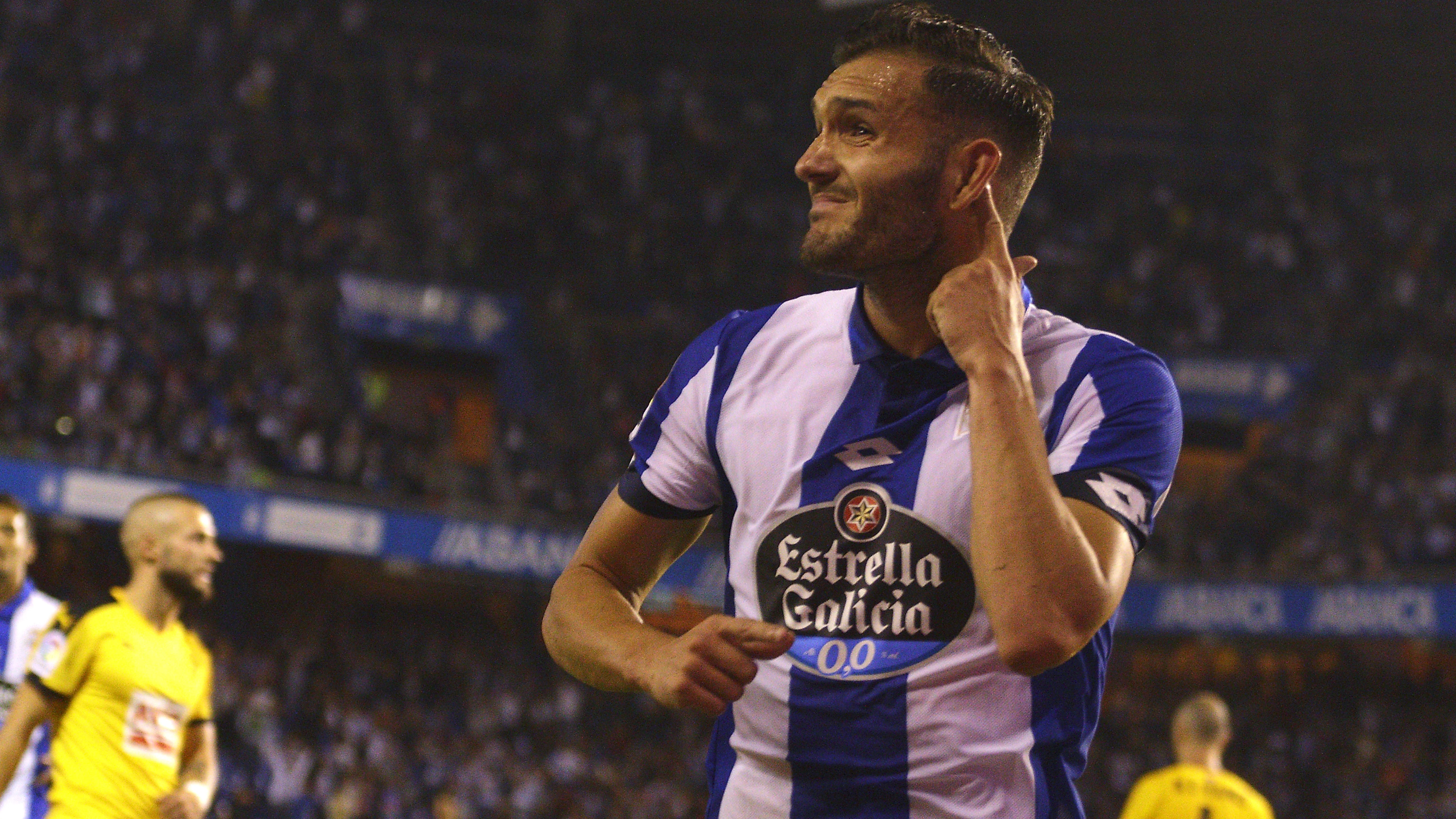 Lucas Pérez en un partido con el Deportivo de la Coruña