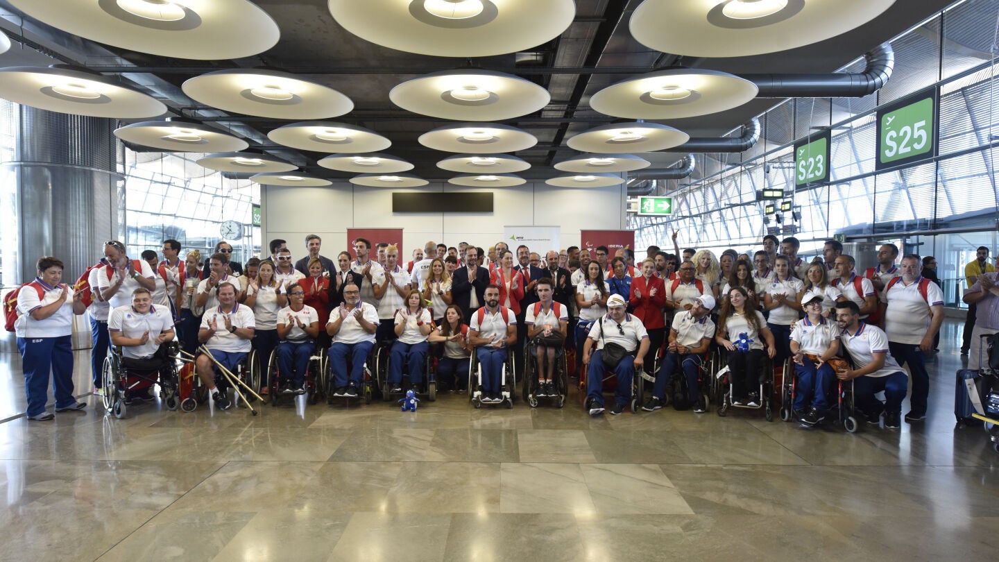 La delegaci&oacute;n espa&ntilde;ola de atletas paral&iacute;mpicos, en el aeropuerto de Barajas