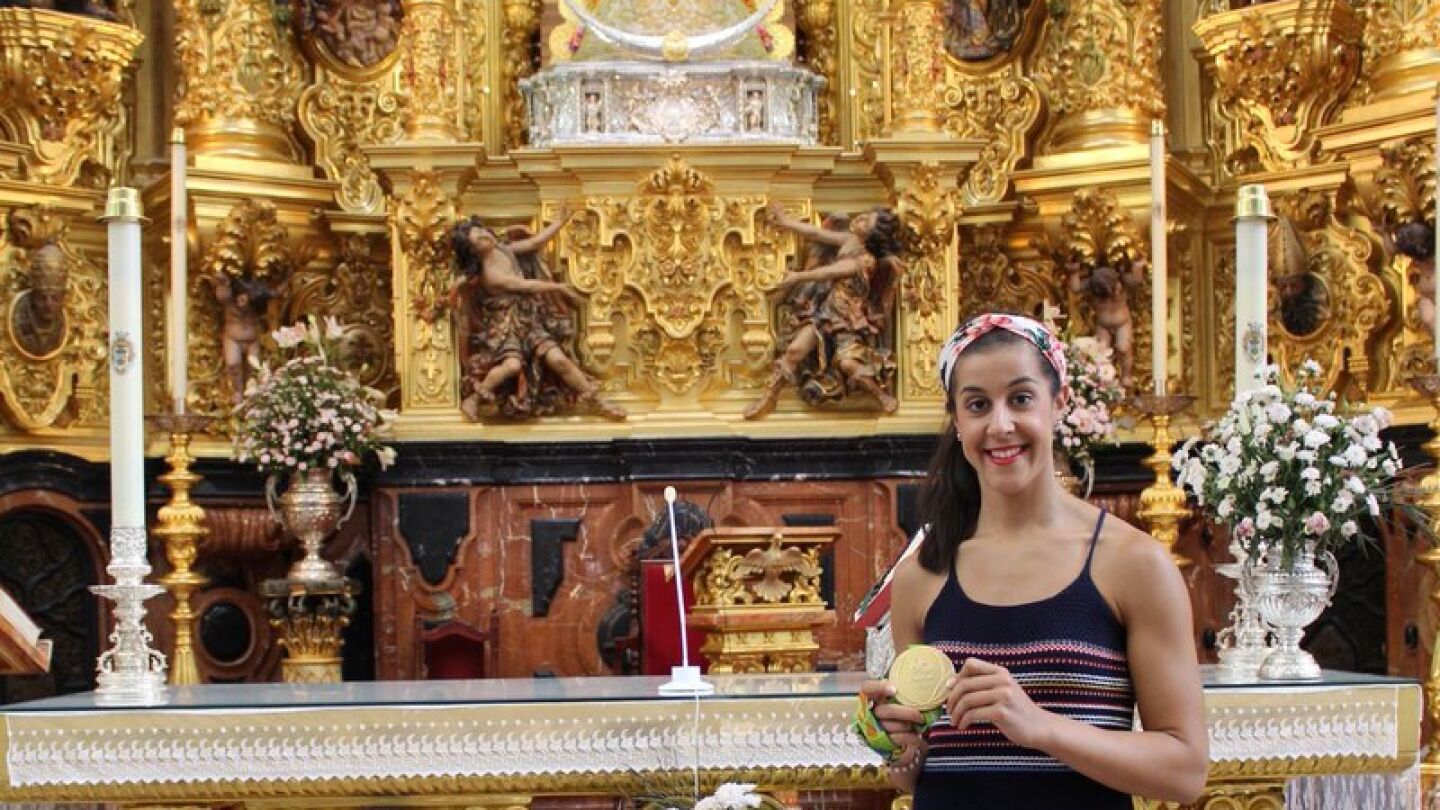 Carolina Mar&iacute;n, junto a la Virgen del Roc&iacute;o