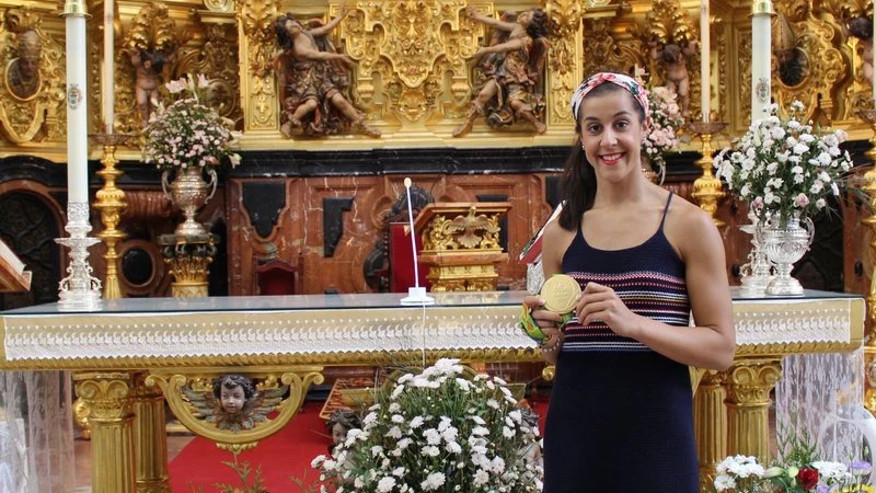 Carolina Marín, junto a la Virgen del Rocío