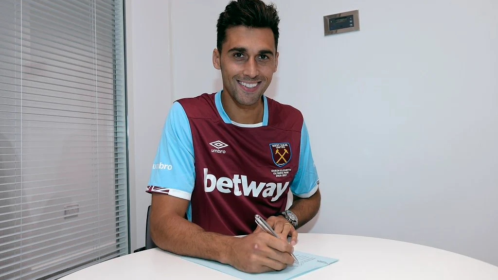 Álvaro Arbeloa firma su nuevo contrato con el West Ham