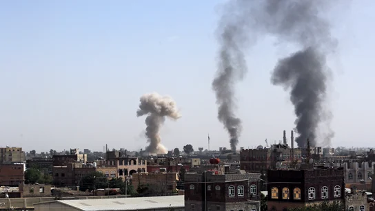 El humo se eleva por encima de la ciudad después de que un ataque aéreo saudí dañase una base militar del grupo rebelde Houthi, en Saná El humo se eleva por encima de la ciudad después de que un ataque aéreo saudí dañase una base militar del grupo rebelde Houthi, en Saná