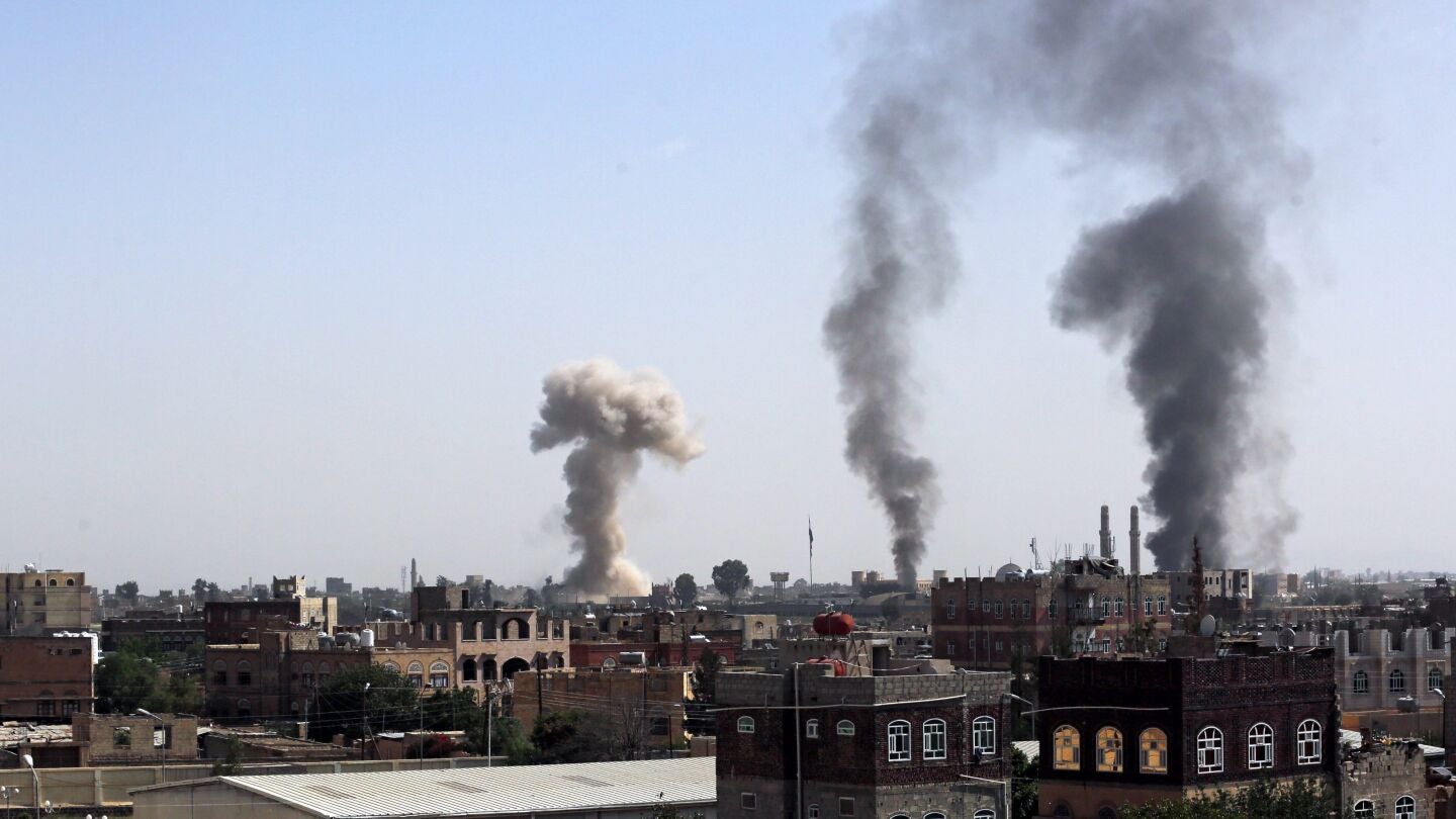 El humo se eleva por encima de la ciudad despu&eacute;s de que un ataque a&eacute;reo saud&iacute; da&ntilde;ase una base militar del grupo rebelde Houthi, en San&aacute;