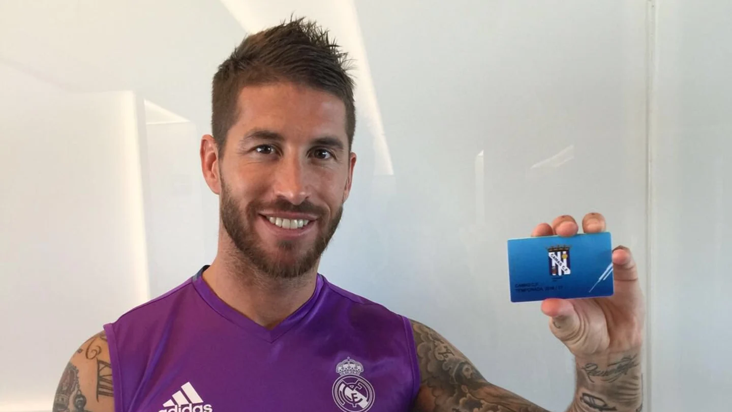Sergio Ramos posando con el carnet de socio de Camas. Sergio Ramos posando con el carnet de socio de Camas.