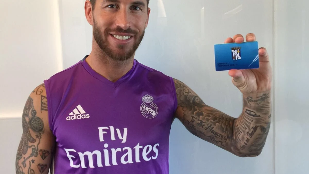 Sergio Ramos posando con el carnet de socio de Camas. Sergio Ramos posando con el carnet de socio de Camas.