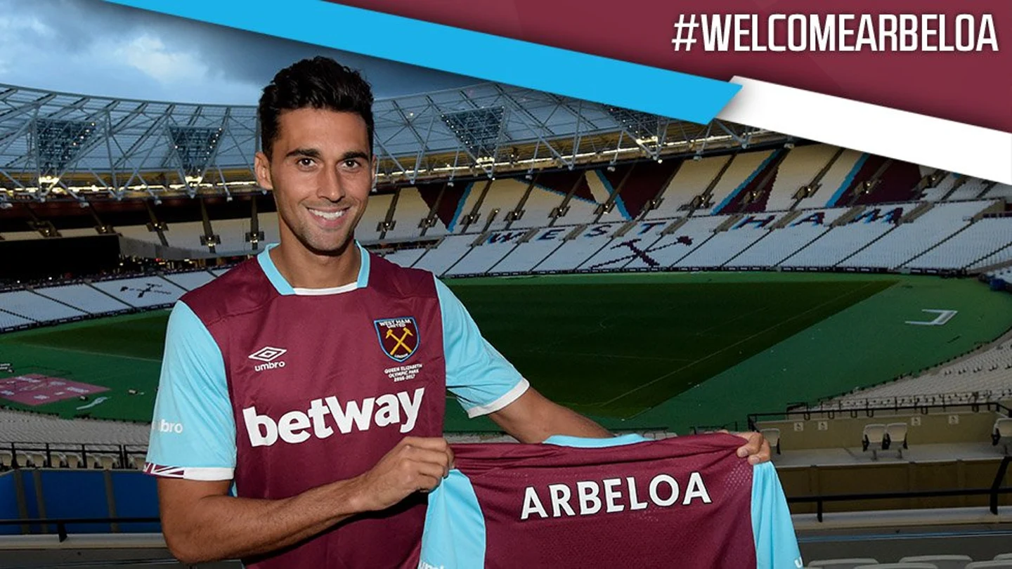 Arbeloa posa con la camiseta del West Ham Arbeloa posa con la camiseta del West Ham