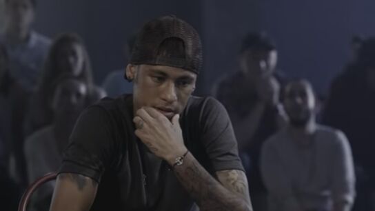 Neymar se divierte jugando al poker