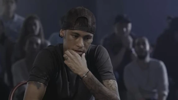 Neymar se divierte jugando al poker