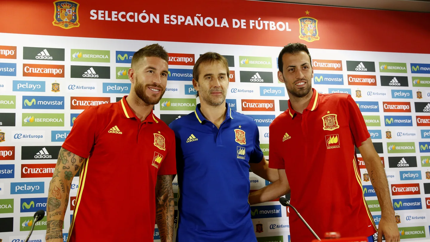 Sergio Ramos, Julen Lopetegui y Sergio Busquets, durante la rueda de prensa Sergio Ramos, Julen Lopetegui y Sergio Busquets, durante la rueda de prensa