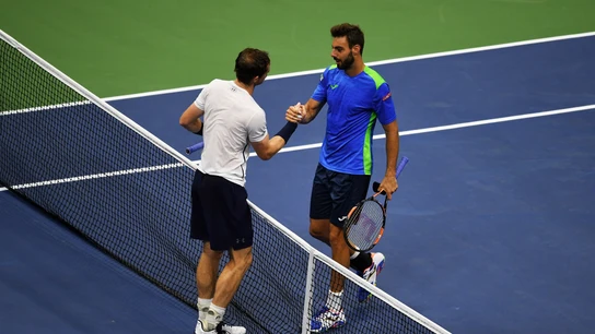 Andy Murray saluda a Granollers tras el partido Andy Murray saluda a Granollers tras el partido