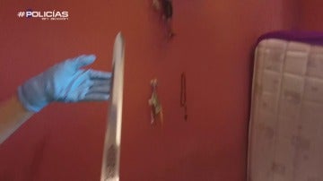Un policía encuentra una espada en un prostíbulo