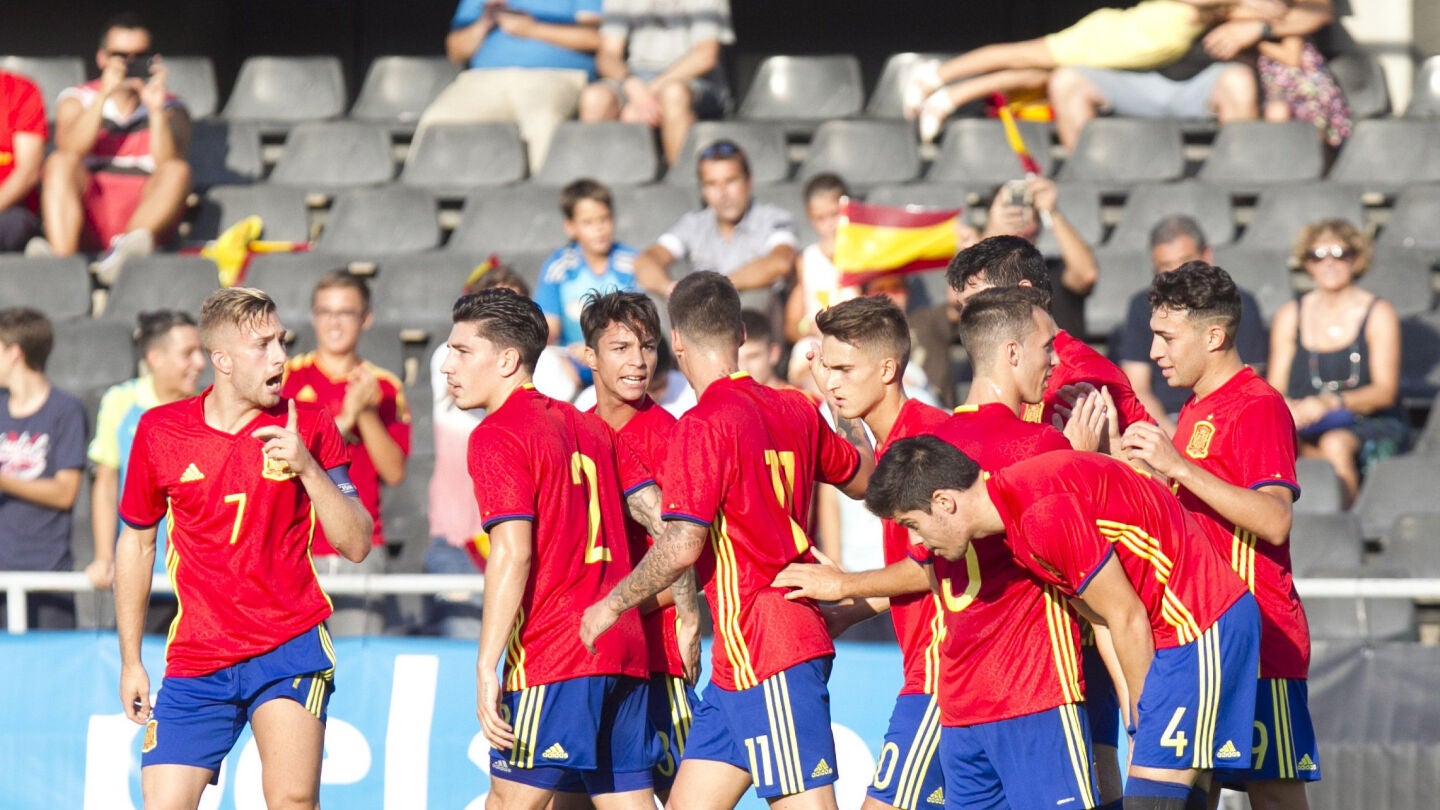 Los jugadores de la selecci&oacute;n espa&ntilde;ola sub-21 celebran su victoria sobre San Marino
