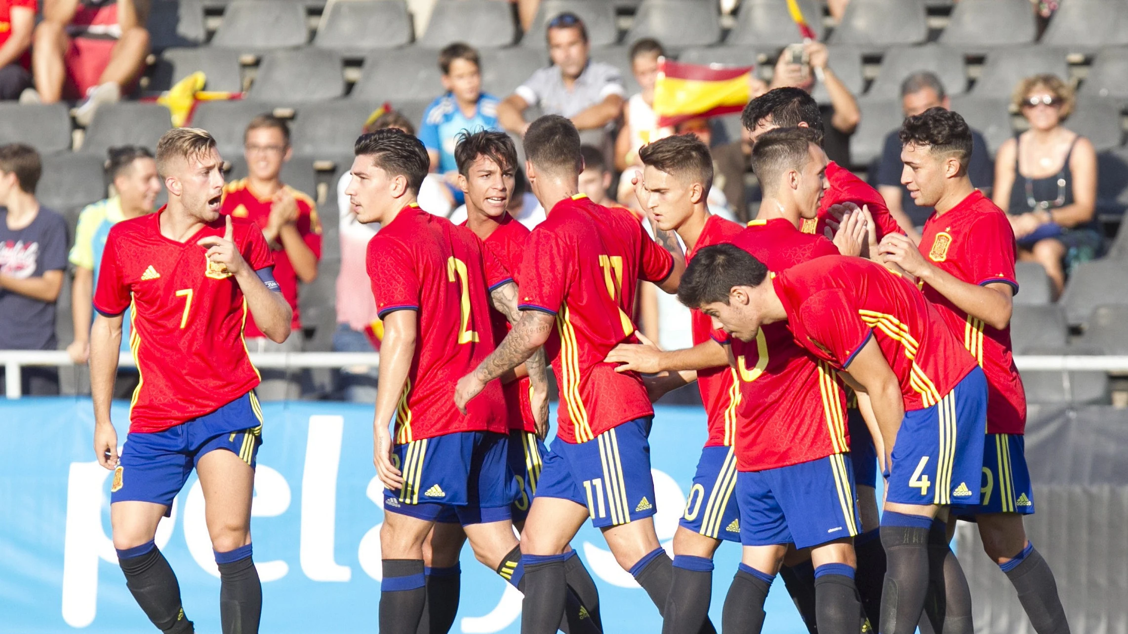 Los jugadores de la selección española sub-21 celebran su victoria sobre San Marino