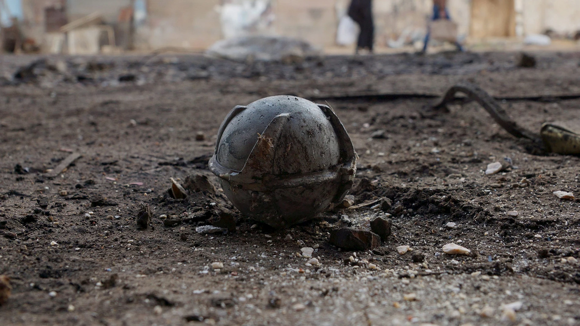 Una bomba de racimo sin explotar después de los ataques aéreos de las fuerzas gubernamentales pro-sirias