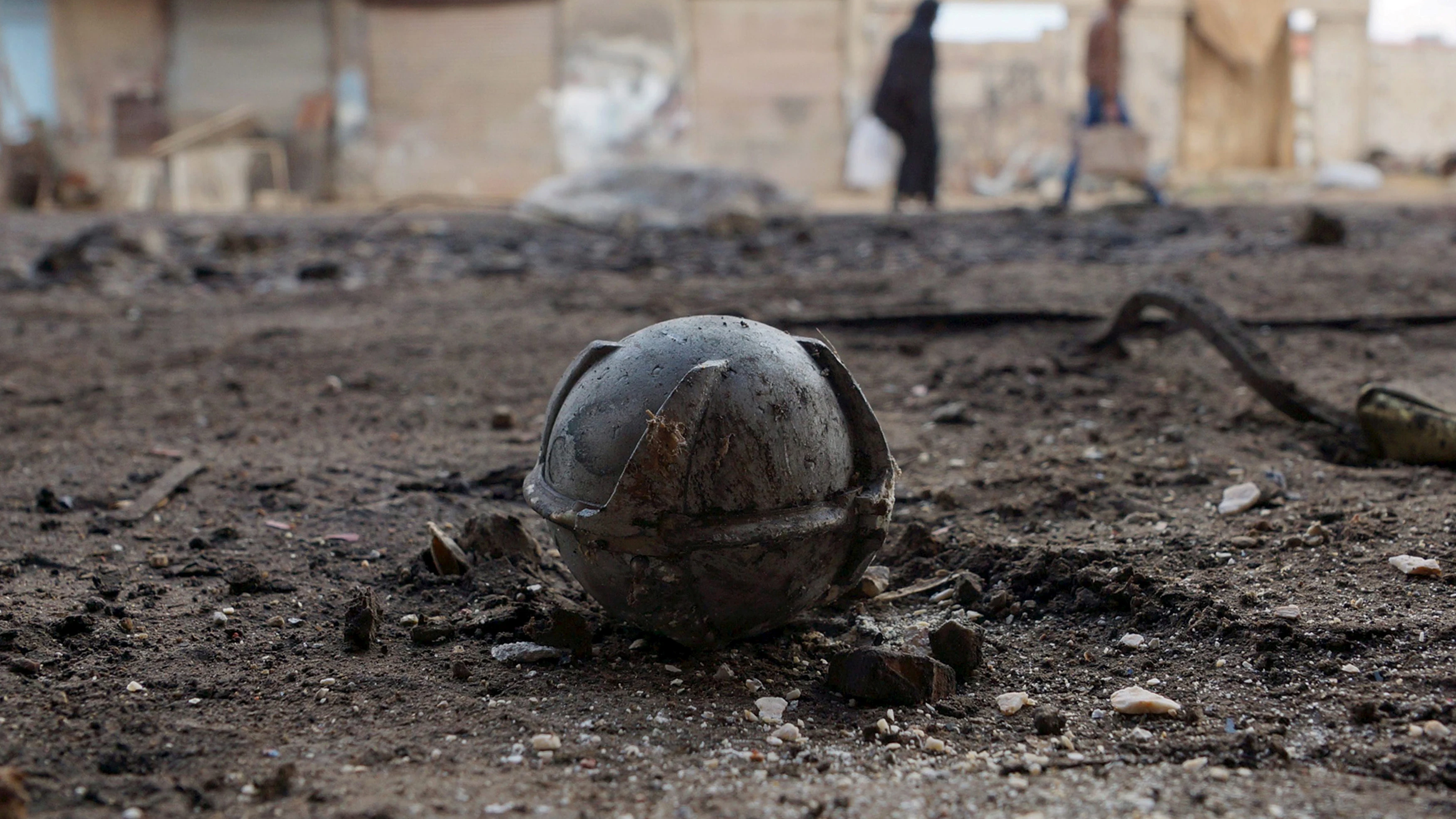 Una bomba de racimo sin explotar despu&eacute;s de los ataques a&eacute;reos de las fuerzas gubernamentales pro-sirias