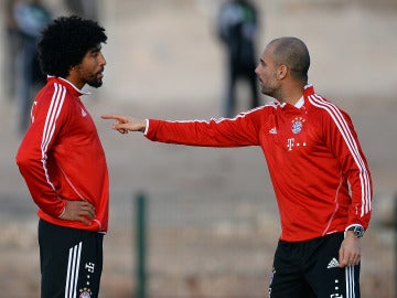 Dante y Guardiola discutiendo en su etapa en el Bayern. Dante y Guardiola discutiendo en su etapa en el Bayern.