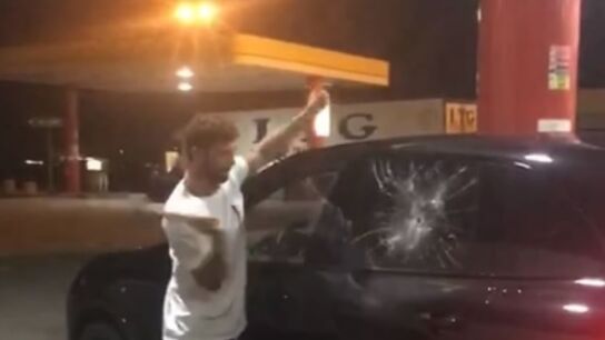 Iannone rompiendo su Porsche a martillazos.