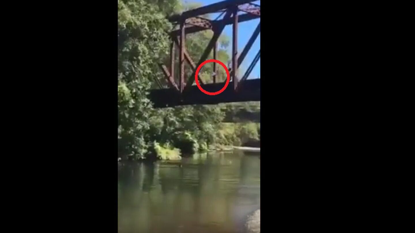 Momento en el que la mujer lanza a su hijo 