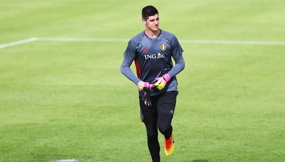 Courtois calentando en un entrenamiento con Bélgica.