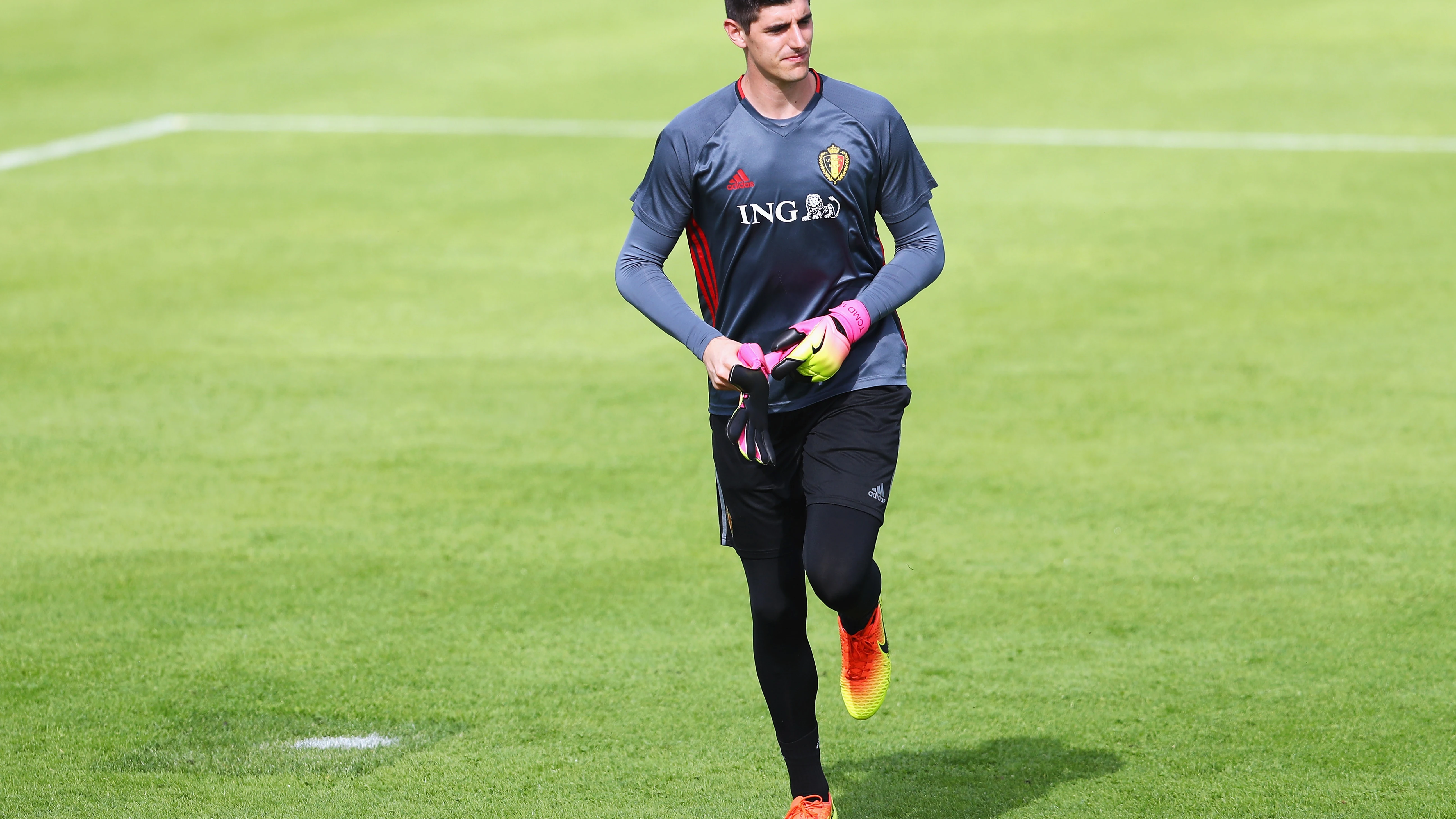 Courtois calentando en un entrenamiento con Bélgica.