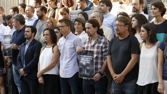 Los miembros de Unidos Podemos homenajean a Aylan Kurdi en la puerta del Congreso de los Diputados Los miembros de Unidos Podemos homenajean a Aylan Kurdi en la puerta del Congreso de los Diputados