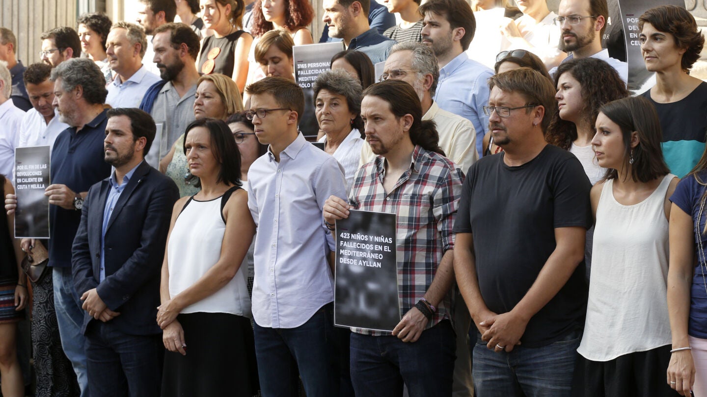 Los miembros de Unidos Podemos homenajean a Aylan Kurdi en la puerta del Congreso de los Diputados