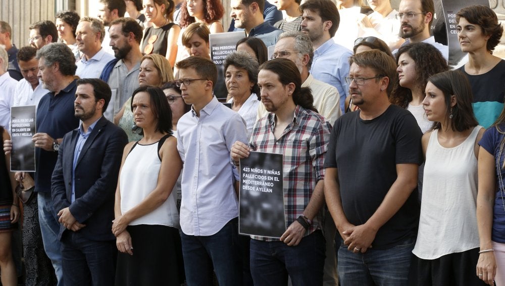 Los miembros de Unidos Podemos homenajean a Aylan Kurdi en la puerta del Congreso de los Diputados