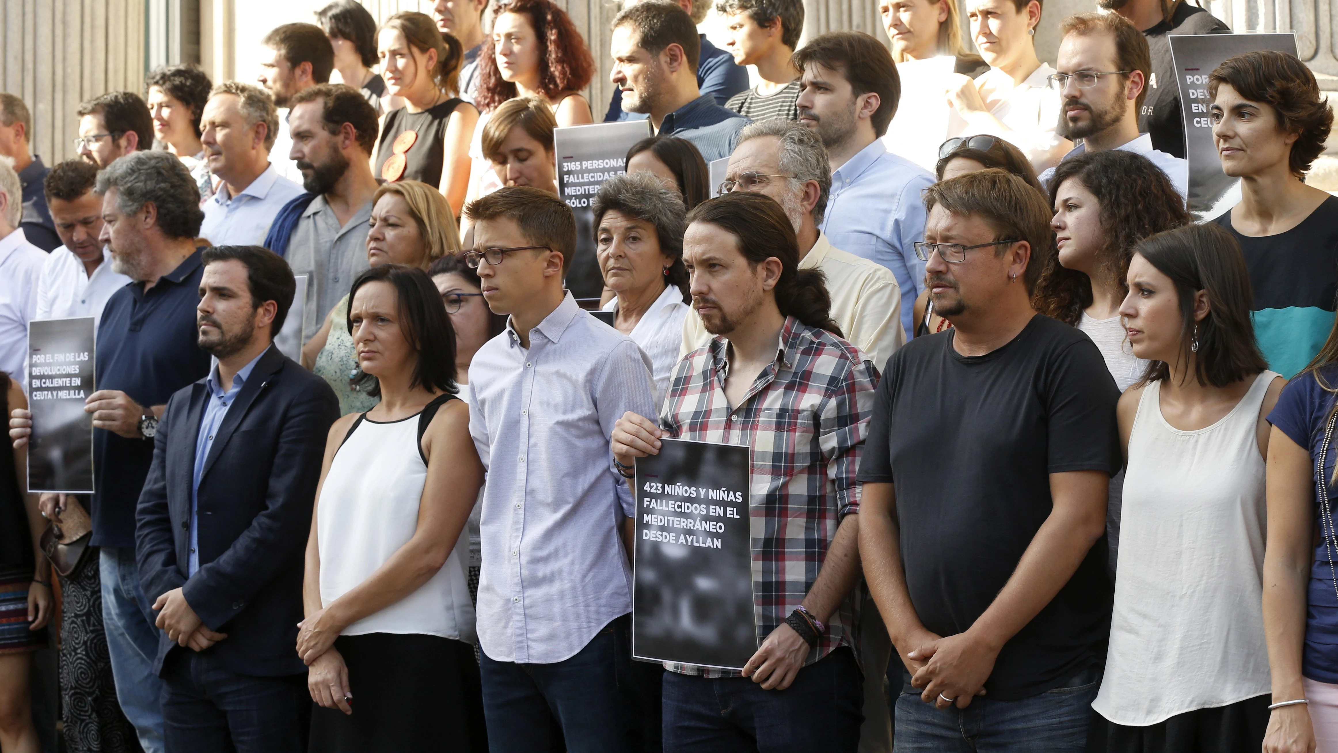 Los miembros de Unidos Podemos homenajean a Aylan Kurdi en la puerta del Congreso de los Diputados