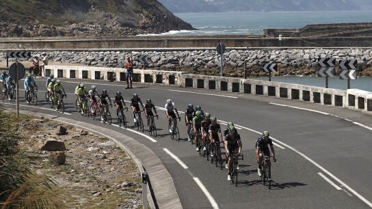 El pelot&oacute;n, durante la decimotercera etapa