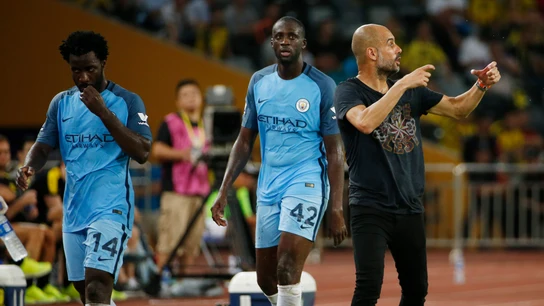 Yayá Toure se retira del terreno de juego con Guardiola dando instrucciones Yayá Toure se retira del terreno de juego con Guardiola dando instrucciones