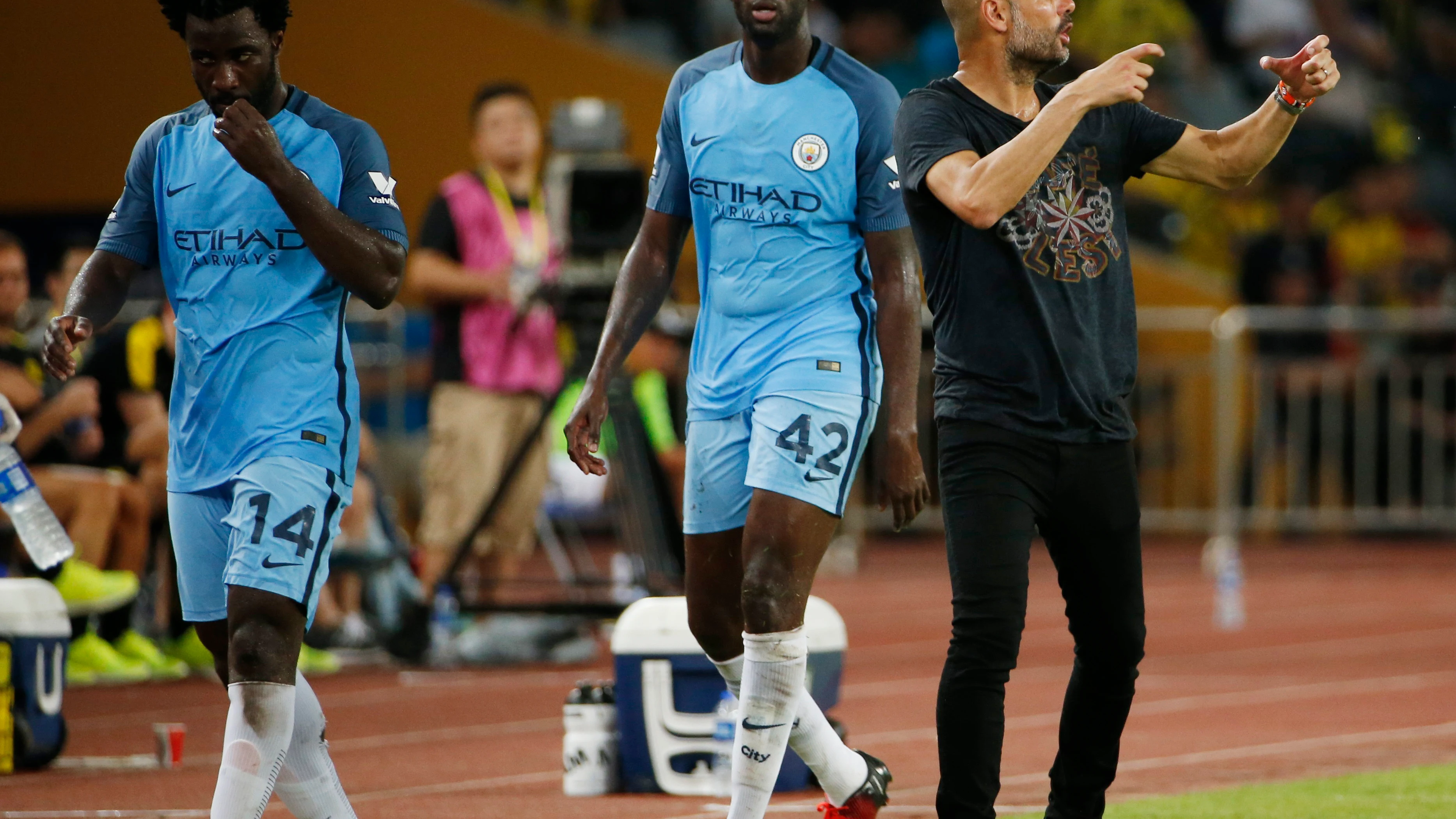 Yayá Toure se retira del terreno de juego con Guardiola dando instrucciones