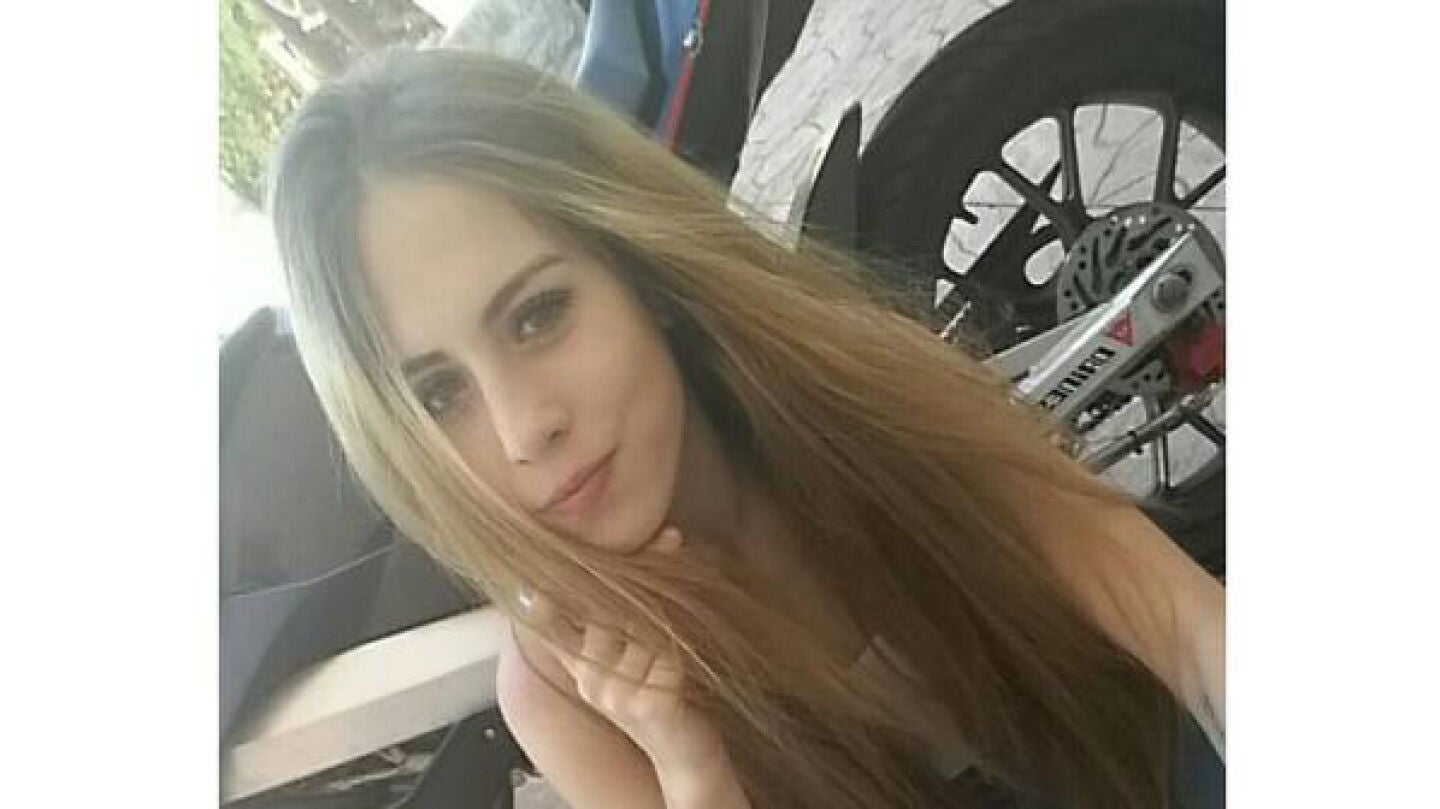 Carmen posa junto a su moto