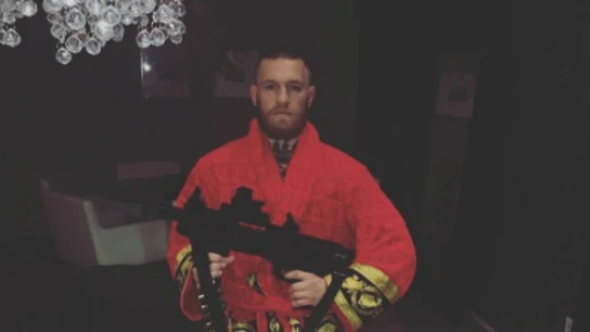 McGregor, con una ametralladora McGregor, con una ametralladora