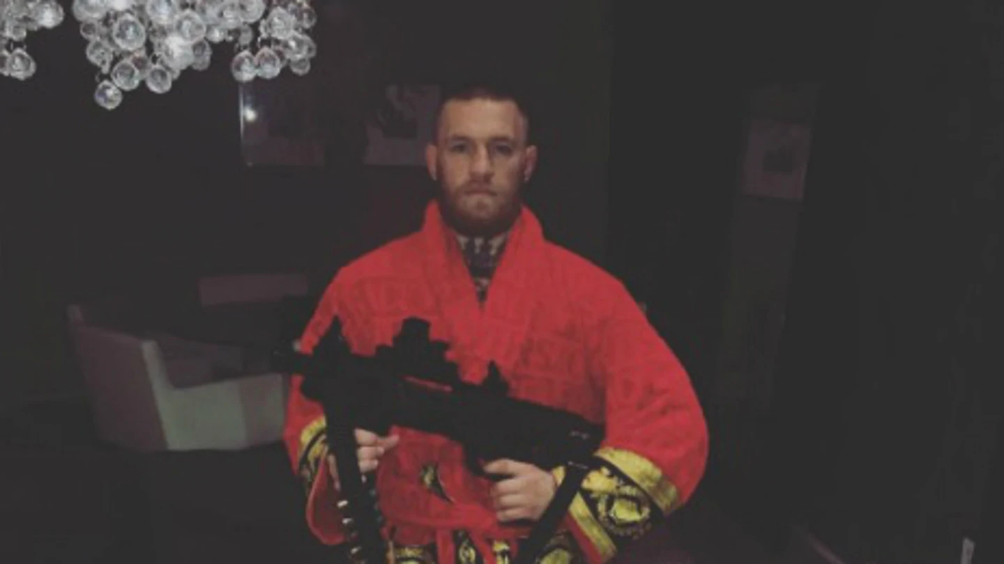 McGregor, con una ametralladora McGregor, con una ametralladora