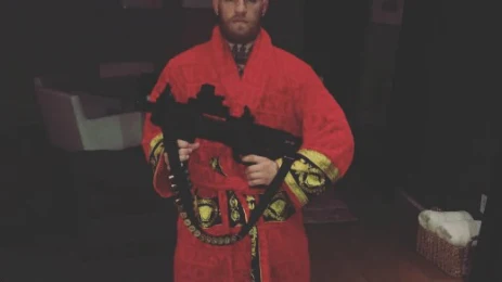McGregor, con una ametralladora McGregor, con una ametralladora