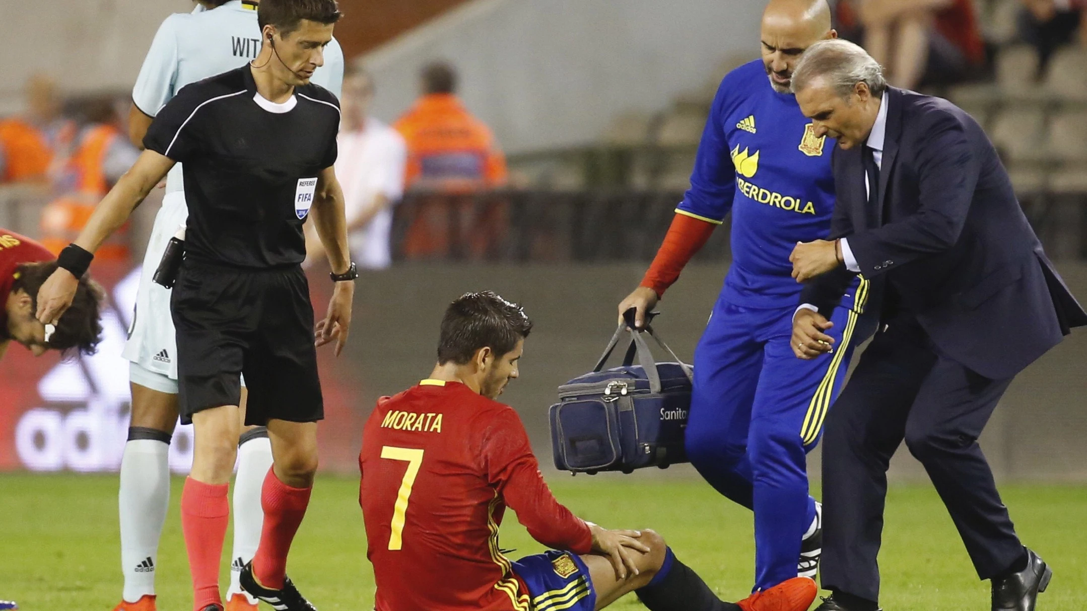 Morata, en el suelo durante el partido contra Bélgica