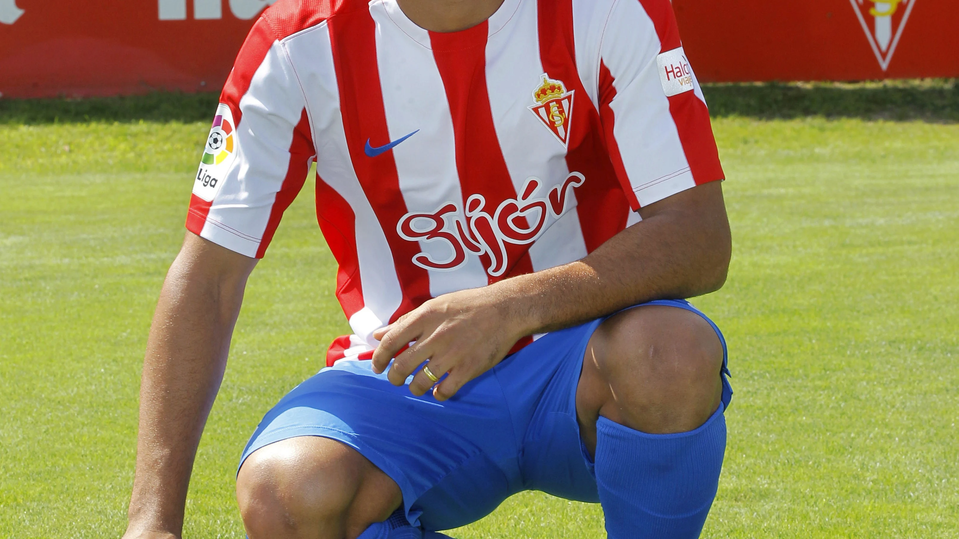 Douglas en su presentación con el Sporting.