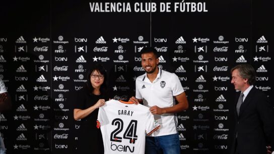 Garay, presentado como jugador del Valencia.
