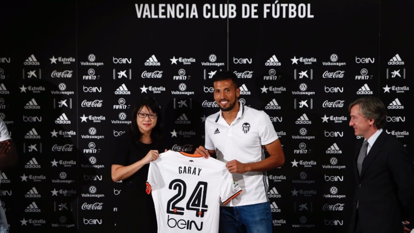 Garay, presentado como jugador del Valencia.