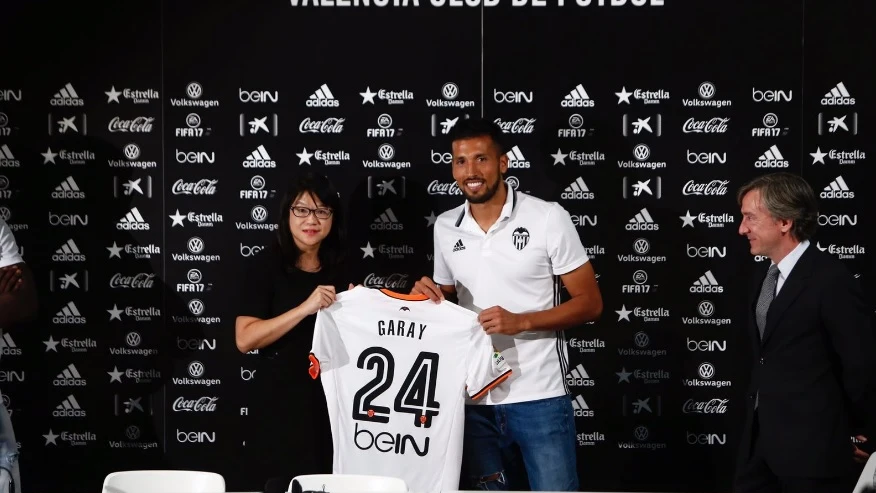 Garay, presentado como jugador del Valencia.