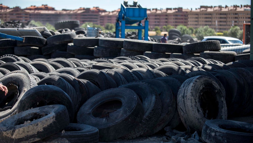 Vista de las ruedas que no ardieron en el vertedero de neumáticos de Seseña (Toledo)