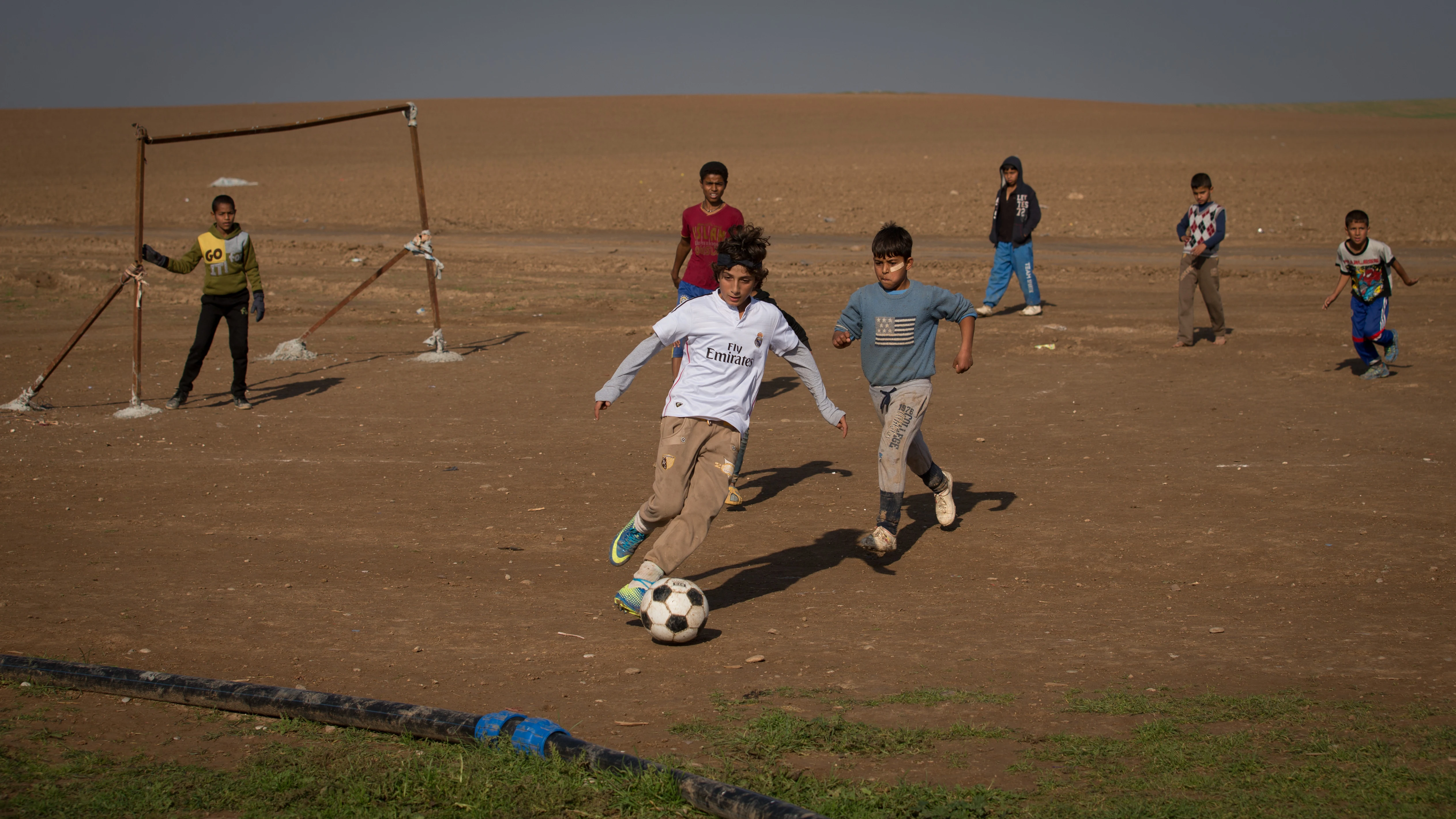Niños jugando a fútbol en un campo de refugiados del norte de Irak Niños jugando a fútbol en un campo de refugiados del norte de Irak