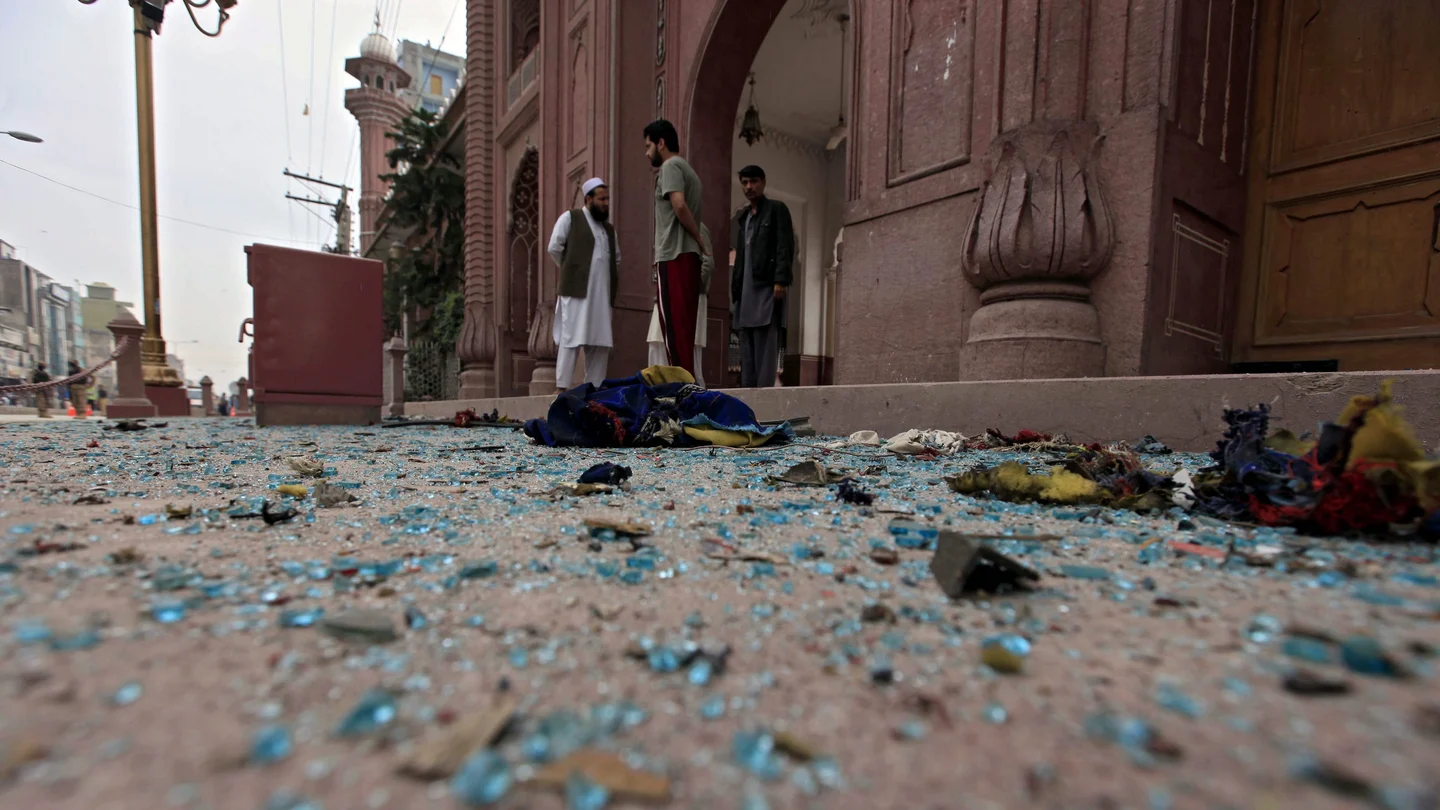 Cristales cubren el suelo cerca del lugar donde se produjo un atentado con bomba en un autobús en Peshawar (Pakistán). Cristales cubren el suelo cerca del lugar donde se produjo un atentado con bomba en un autobús en Peshawar (Pakistán).
