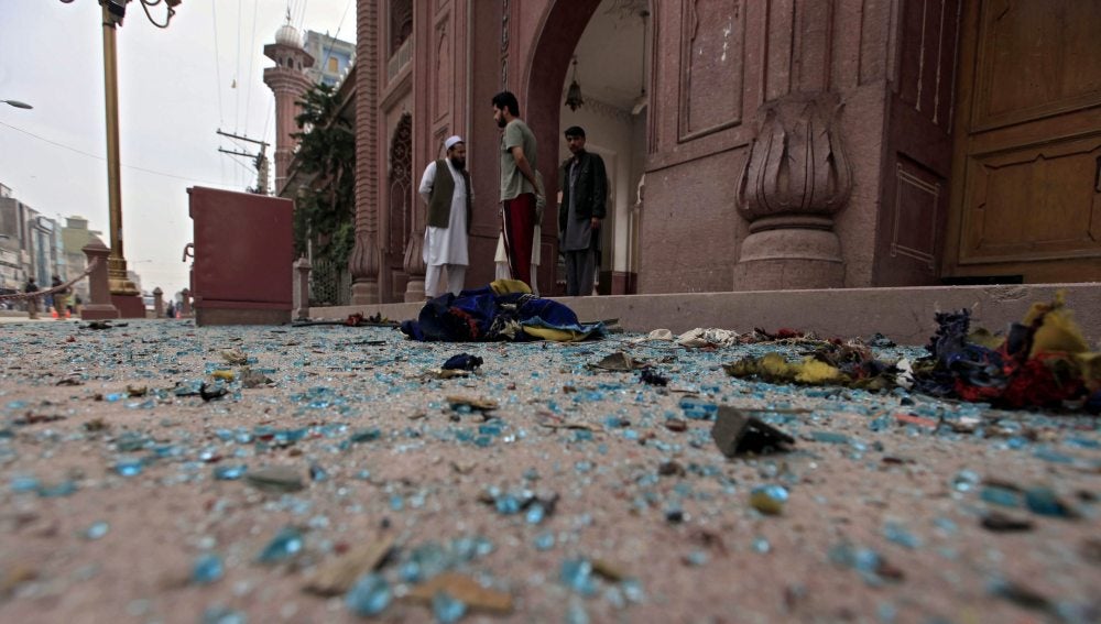 Cristales cubren el suelo cerca del lugar donde se produjo un atentado con bomba en un autobús en Peshawar (Pakistán). 