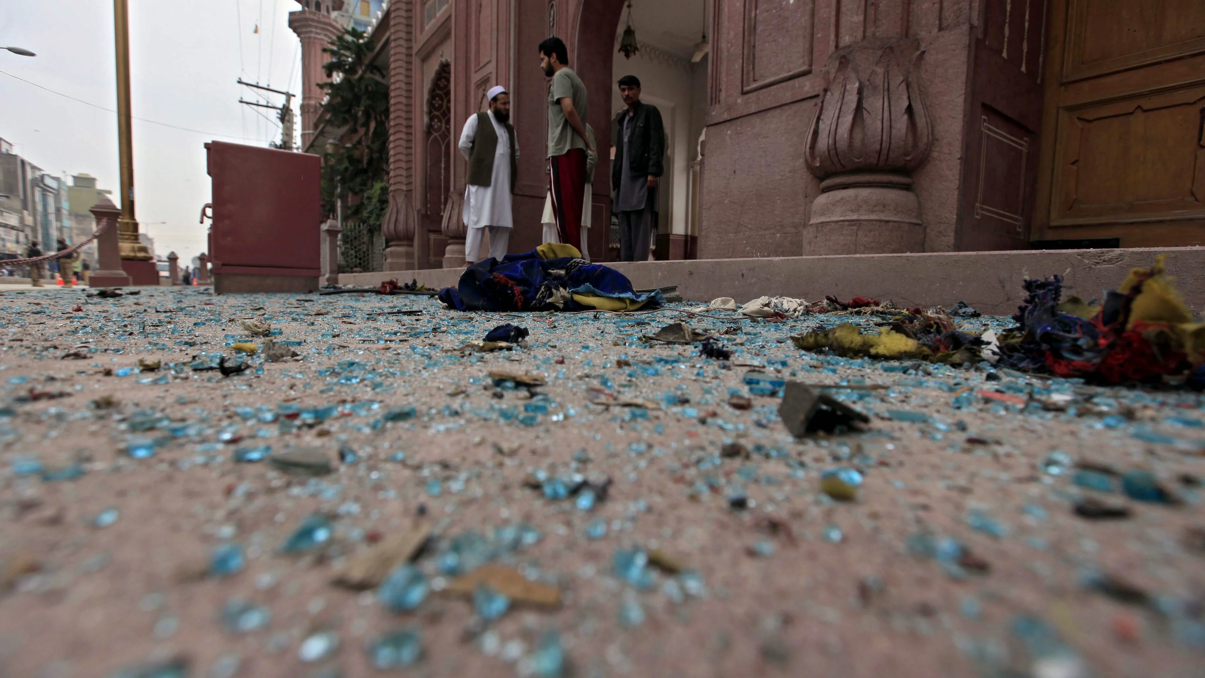 Cristales cubren el suelo cerca del lugar donde se produjo un atentado con bomba en un autobús en Peshawar (Pakistán). 