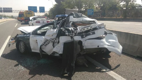 Coche de la Guardia Civil destrozado Coche de la Guardia Civil destrozado